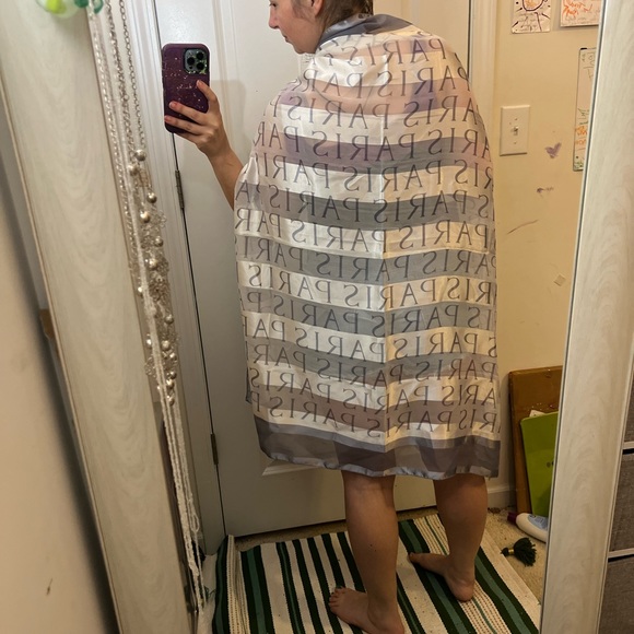 ❤️🧣BEAUTIFUL DESIGNER SCARF🧣❤️INFINITY LONG EUC GIFT silky square gray silver - Picture 1 of 5